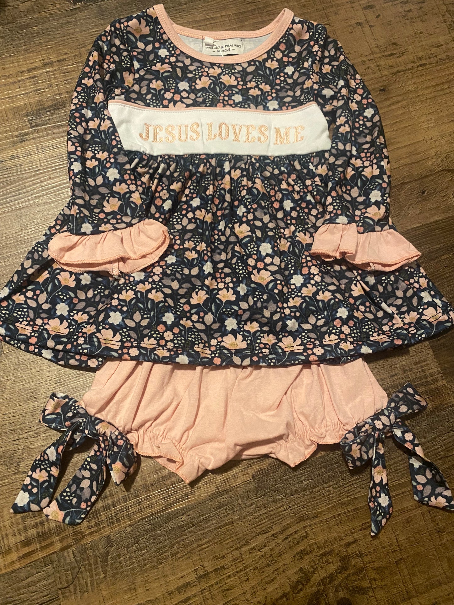 Jesus loves me bloomer set